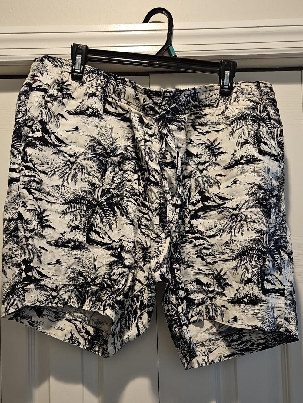 Tommy Hilfiger Men's Linen Brooklyn Short Tropical Print Black and White